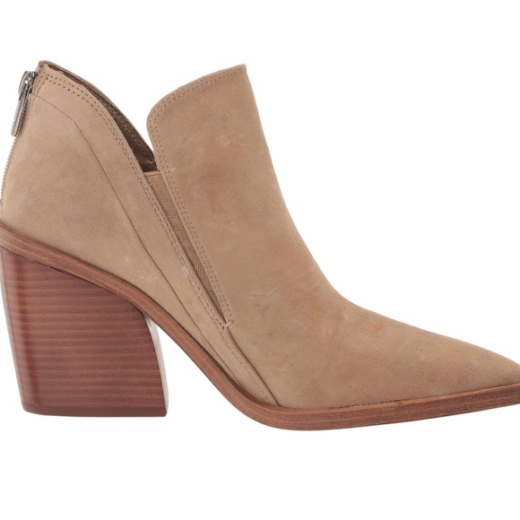 Vince Camuto
Suede Ankle pointed booties - Picture 1 of 8
